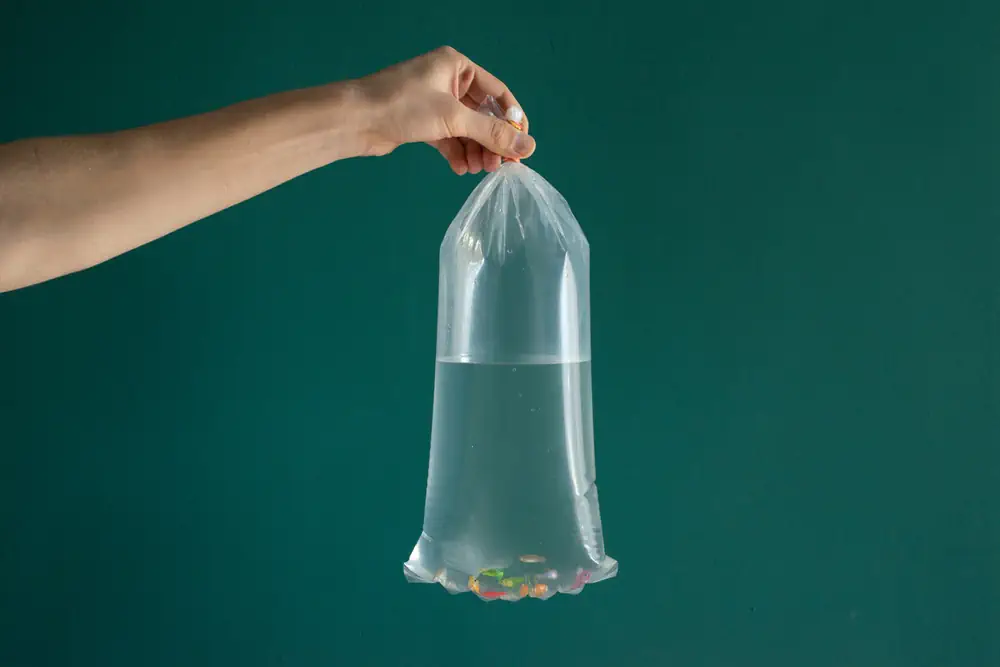 Plastiktüte mit Fischen