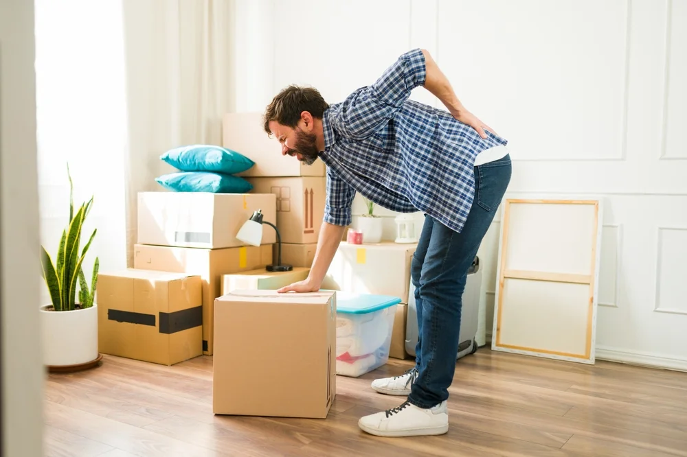 Person markiert einen Tag im Kalender 